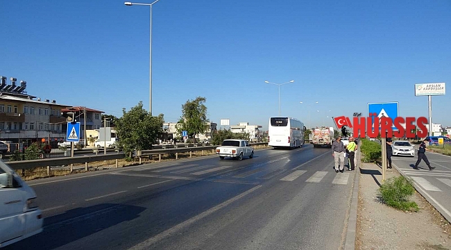 Minibüsten indi otomobilin altında kaldı