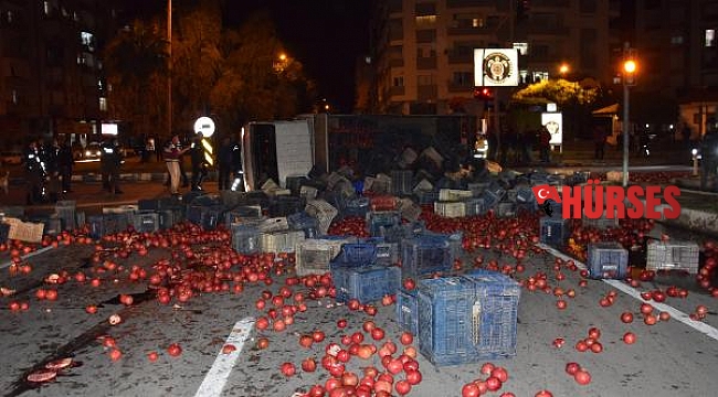 Nar yüklü kamyon kavşakta devrildi: 4 yaralı