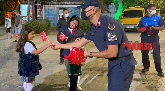Side'de jandarma Türk Bayrağı dağıttı