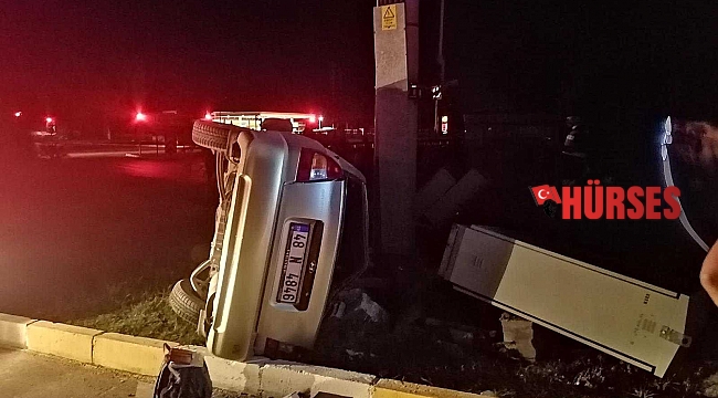 Takla atan otomobil, aydınlatma direğine çarparak durabildi: 1 yaralı