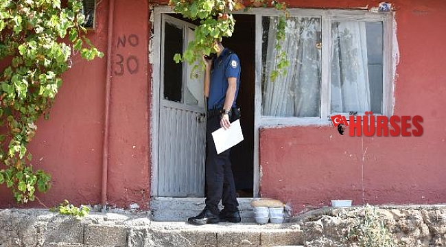 Yalnız yaşadığı evinde ölü bulundu, belediyenin getirdiği yemek kapıda kaldı