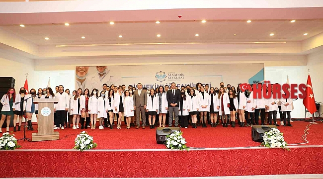 ALKÜ'lü hekim adayları, beyaz önlüklerini giydi