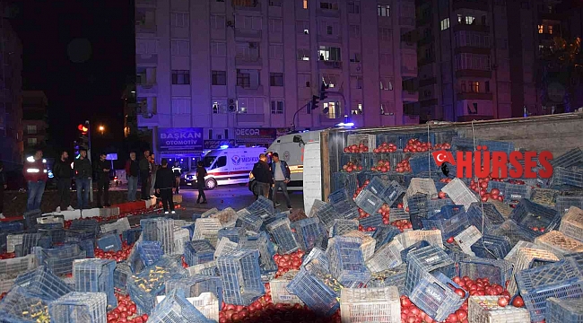 Antalya'da nar yüklü kamyon devrildi: 4 yaralı