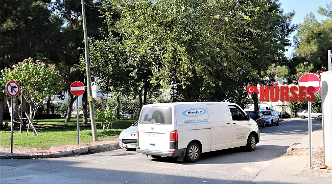 Antalya'da sürücülerin yasak yol inadı, diğer sürücüleri isyan ettirdi