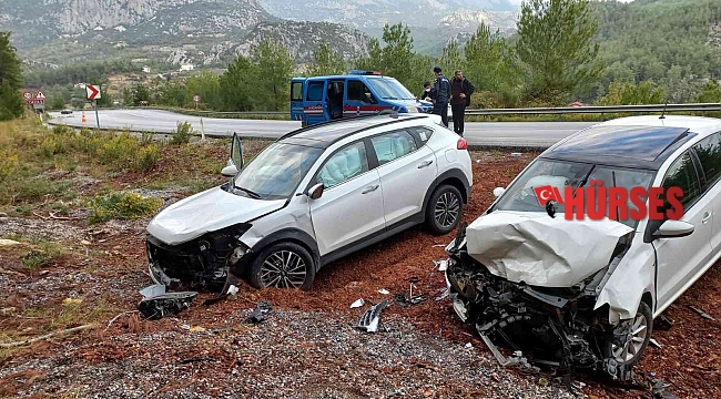 Antalya'da üç otomobilin karıştığı zincirleme kaza: 3 yaralı