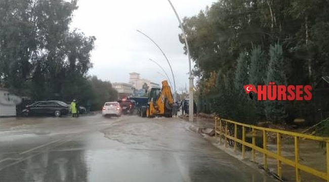 Antalya'da yağmur ve rüzgar etkili oldu
