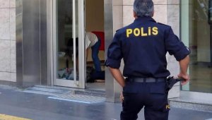 Bankada unutulan çanta korkuttu