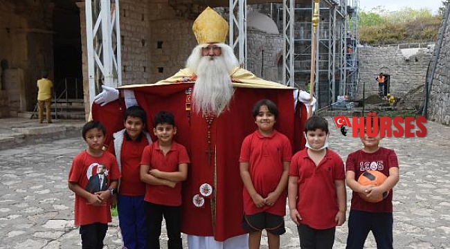 Demre sokaklarında Alman Noel Baba'ya yoğun ilgi