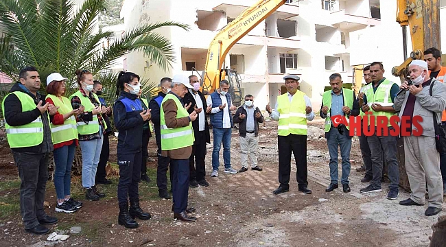 Finike'de kentsel dönüşüm için ilk yıkım başladı