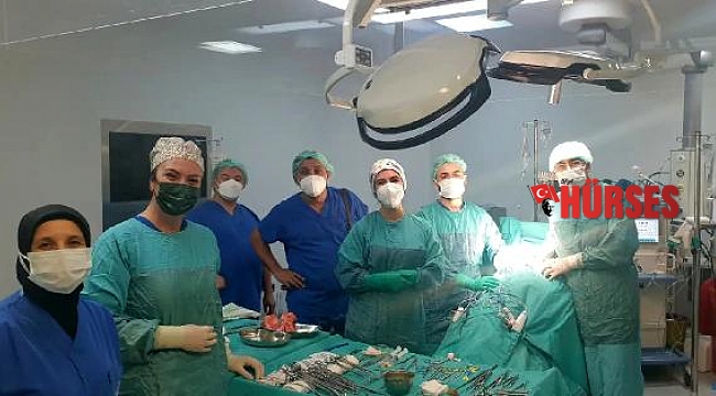 Hastayla konuşularak yapılan 6 saatlik ameliyatta, 8 organı çıkarıldı
