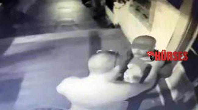 İşyeri önündeki bıçaklama kamerada