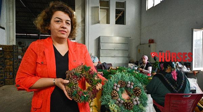 Kadınların Noel çelengi mesaisi