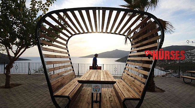 Kaş'a yeni kent mobilyaları