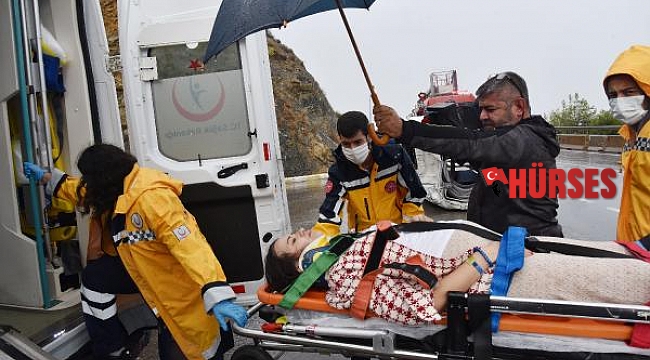 Kaygan yolda devrilen minibüsteki Rus çift yaralandı
