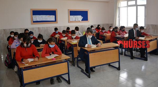 Kaymakam Çimşit öğrencilerle kitap okudu