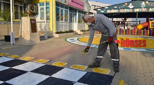 Kepez'de okul bahçeleri oyun alanlarıyla rengarenk