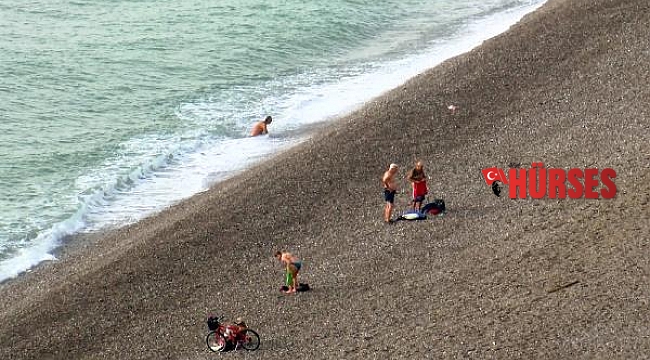 Meteoroloji'nin 'turuncu kod' uyarısı verdiği Antalya'da deniz keyfi