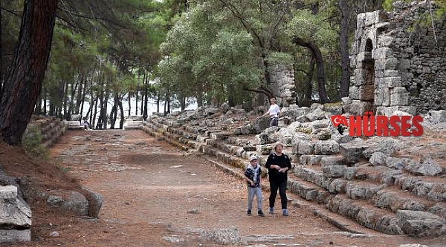 Phaselis Antik Kenti'ne, ziyaretçi akını