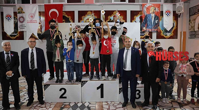Satranç turnuvasında dereceye girenlere ödülleri verildi