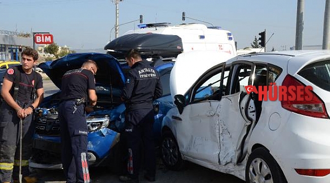 Serik'te trafik kazası : 3 yaralı