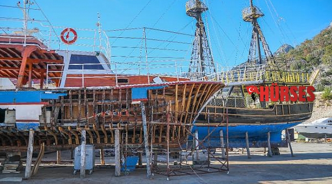Tur tekneleri kış bakımı için karaya çıkarılıyor