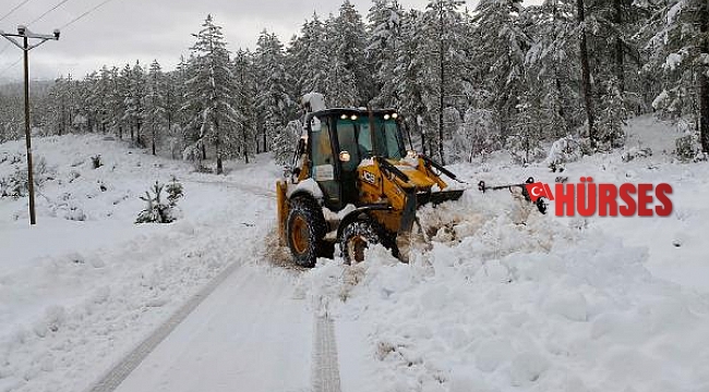 Akseki ve İbradı'da kardan kapanan yollar iş makineleriyle açıldı
