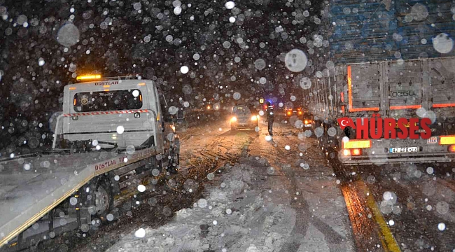 Alacabel'de kar kalınlığı 20 cm'ye ulaştı, tırların geçişine izin verilmiyor