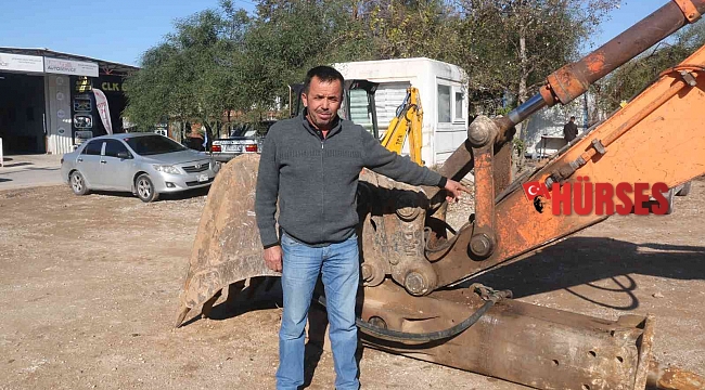 Antalya'da elektrikli scooterin sürekli iş makinesine kilitlenmesi sahibini isyan ettirdi