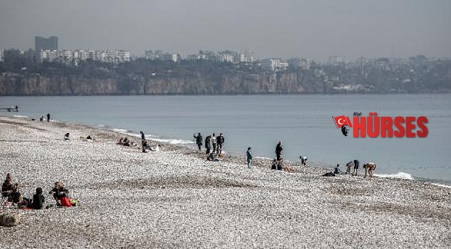 Antalya'da güneş açtı, sahil hareketlendi