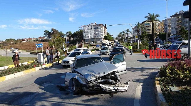 Antalya'da kırmızı ışık ihlali kaza getirdi: 2 yaralı