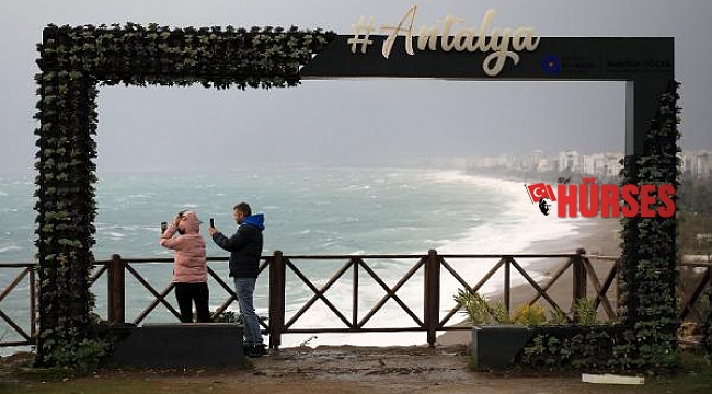 Antalya'da şiddetli fırtına; uçak seferleri durdu