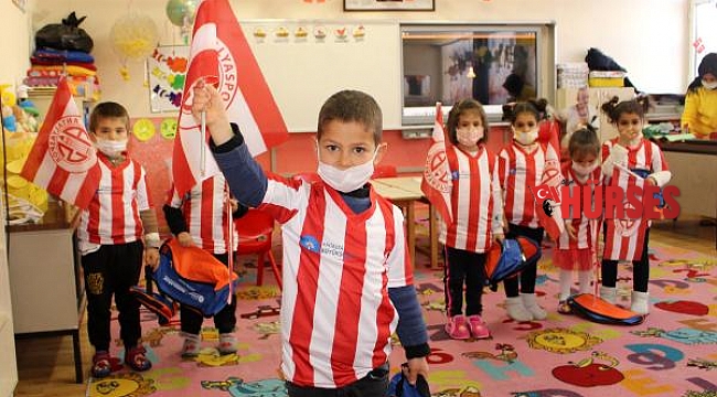Başkan Böcek, Elmalılı 130 öğrenciye Antalyaspor forması hediye etti