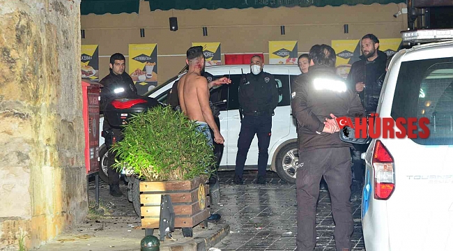 Bıçakla kendisine zarar veren genci, polisler ikna etti