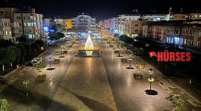 Demre'de Noel Baba Meydanı ışıl ışıl oldu