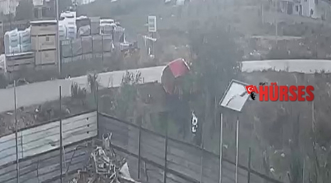 Dereye uçmak üzere olan arabayı esnaf kurtardı