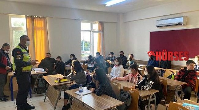 Jandarma öğrencileri bilgilendirdi, servis araçlarını denetledi