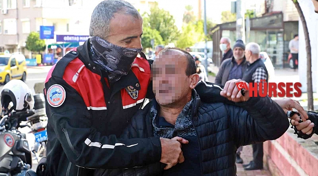 Kahvehanesi mühürlenen adam çatıya çıktı