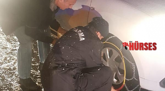 Karda yolda kalanların imdadına jandarma yetişti