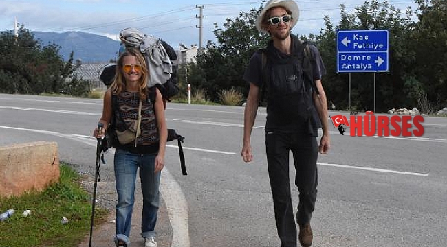 Kaş'ta tanışıp, otostopla Türkiye'yi geziyorlar