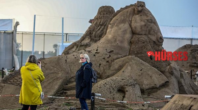 Kış turistleri kumdan heykel müzesini geziyor
