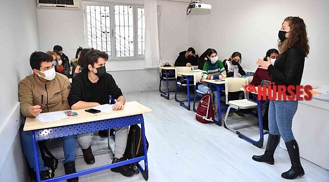 Konyaaltı'nda 300 öğrenciye eğitim desteği