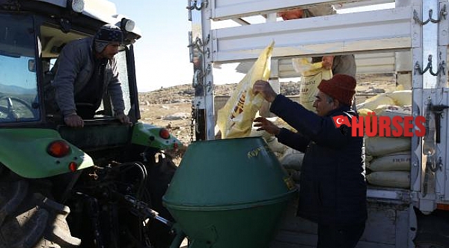 Korkuteli'de iki mahalleye 10 ton gübre verildi