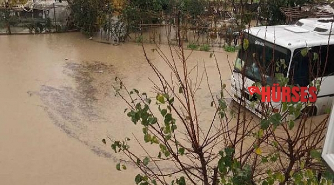 Manavgat'ta sağanak, su baskınlarına neden oldu