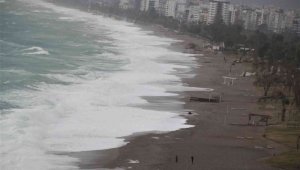 Meteoroloji'nin 'turuncu' kod ile uyardığı Antalya'da dev dalgalar sahili dövdü