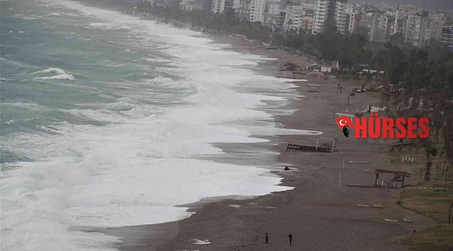 Meteoroloji'nin 'turuncu' kod ile uyardığı Antalya'da dev dalgalar sahili dövdü