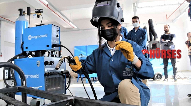 Mezun olunca OSB içerisinde bulunan fabrikalarda iş garantisi veren okul kıskandırıyor