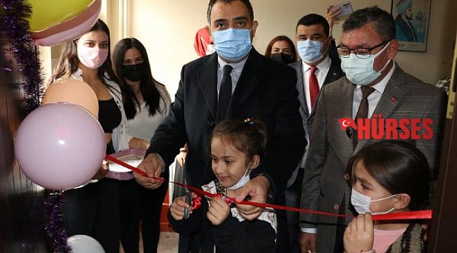 Öğrenciler köy okuluna kütüphane kurdu