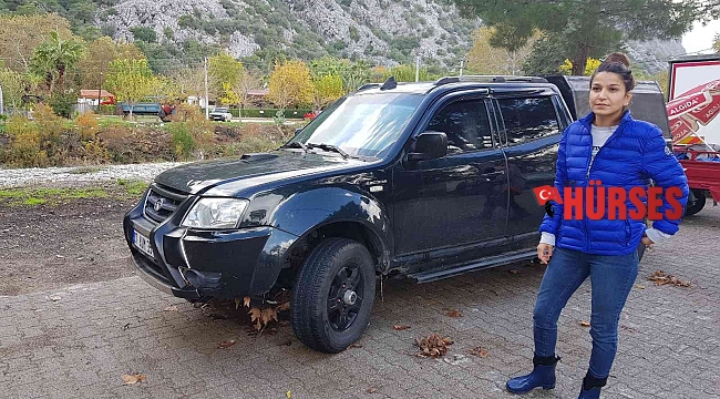 Taşan derede mahsur kalan kadını turistler kurtardı