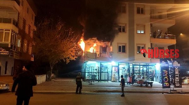 Yanan ev alevlere teslim oldu, vatandaşlar izleme yarışına girdi