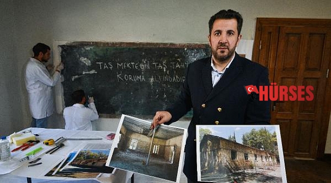  90 yıllık taş mektebin taş tahtası, sıva altından çıktı